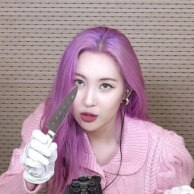 Đang yêu nhưng thấy tin nhắn lạ là nổi nóng