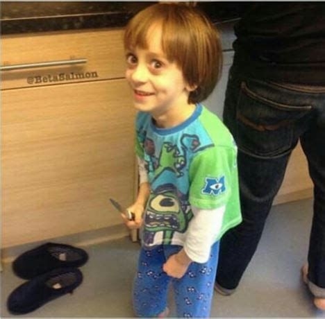 Dù cầm dao nhưng tâm vẫn muốn ôm bạn