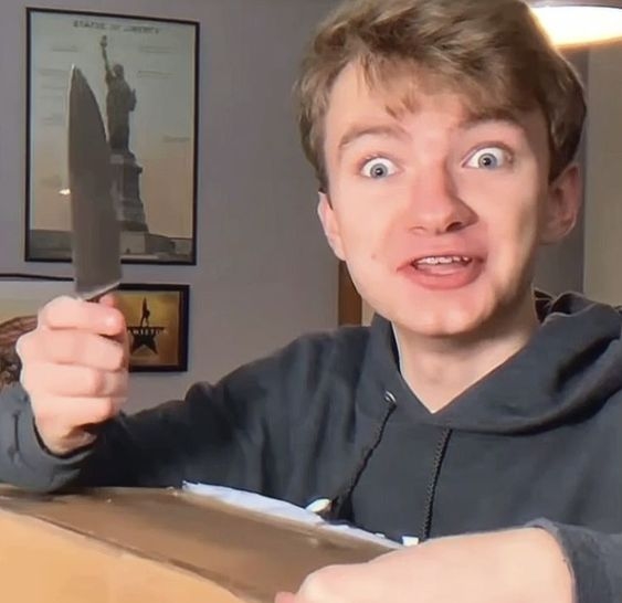 Nói chuyện đàng hoàng, không thì rút dao thật đó