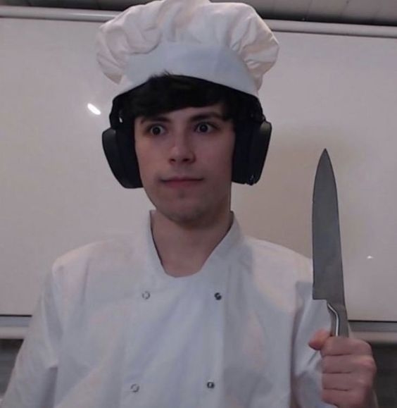 Tui đang cầm dao nhưng chỉ muốn ôm bạn thôi