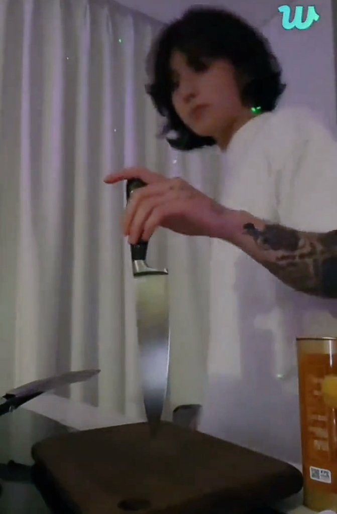 Cầm dao để chứng minh tình yêu mãnh liệt