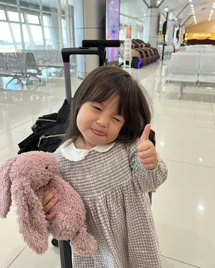 Ảnh bé gái cầm gấu bông like đồng ý cực yêu