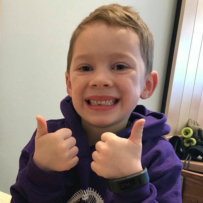 Like meme bé trai cười gượng gạo giơ hai ngón cái vui