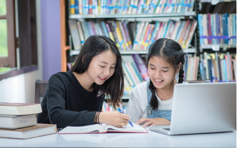 Vận dụng những lý thuyết cơ bản để thực hành một số bài tập polime SGK Hóa học 9. (Ảnh: Shutterstock.com)