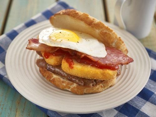 Bữa sáng giàu protein với món ăn Sandwich thịt xông khói và trứng