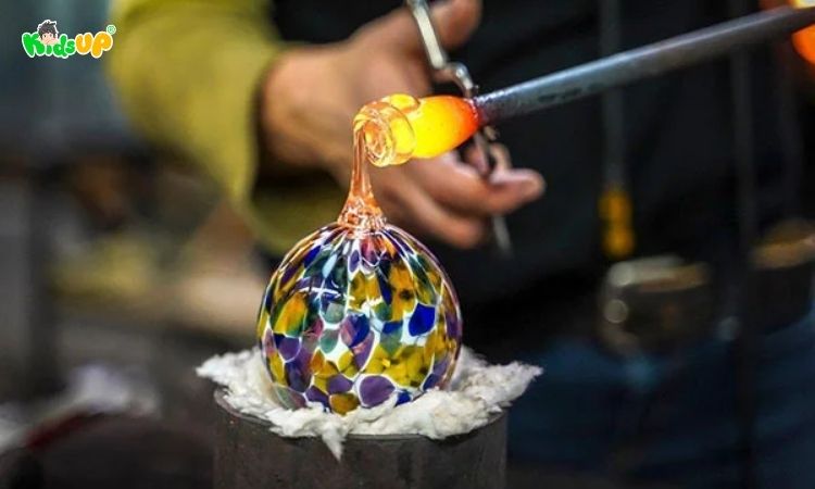 Thủy tinh là một dạng chất rắn vô định hình có thể hóa mềm nhờ nhiệt độ cao