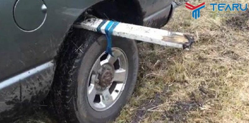 Gắn thanh gỗ để kéo xe lên