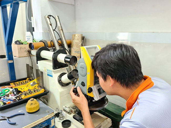 Kiểm nghiệm, hiệu chỉnh các thiết bị, dụng cụ đo định kỳ để giảm thiểu sai số hệ thống.