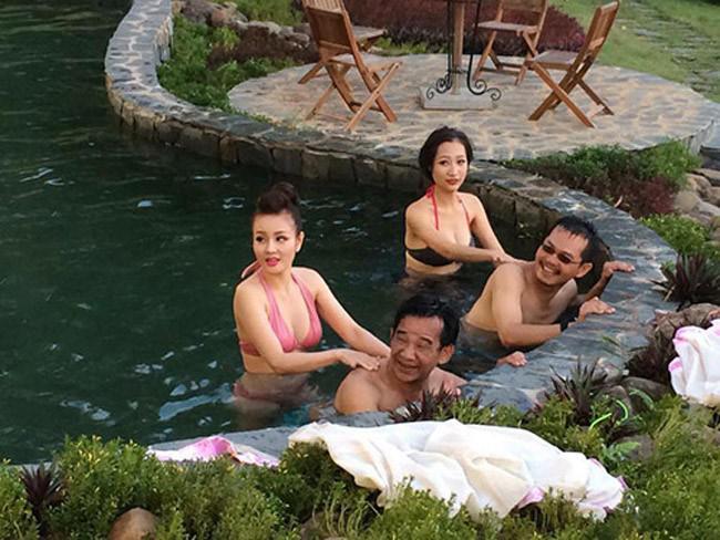 Tại sao cảnh hở hang, khoe da thịt trong phim hài Tết tăng không điểm dừng? - 4