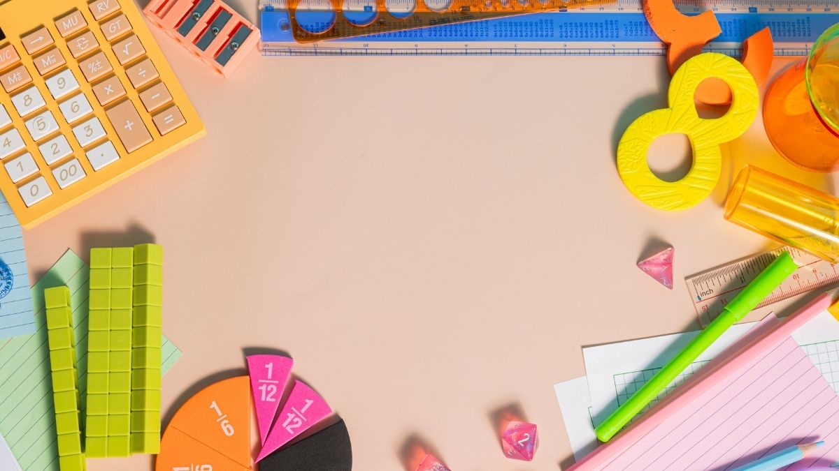 Các dụng cụ học tập nhiều màu sắc, sinh động. Phù hợp làm hình nền powerpoint 20/11