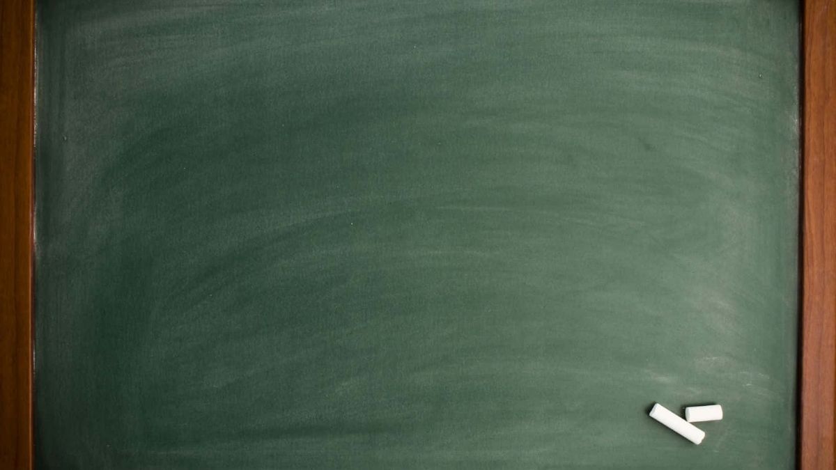 Slide Powerpoint 20/11 đơn giản với hình ảnh phấn trắng bảng xanh của thầy cô.