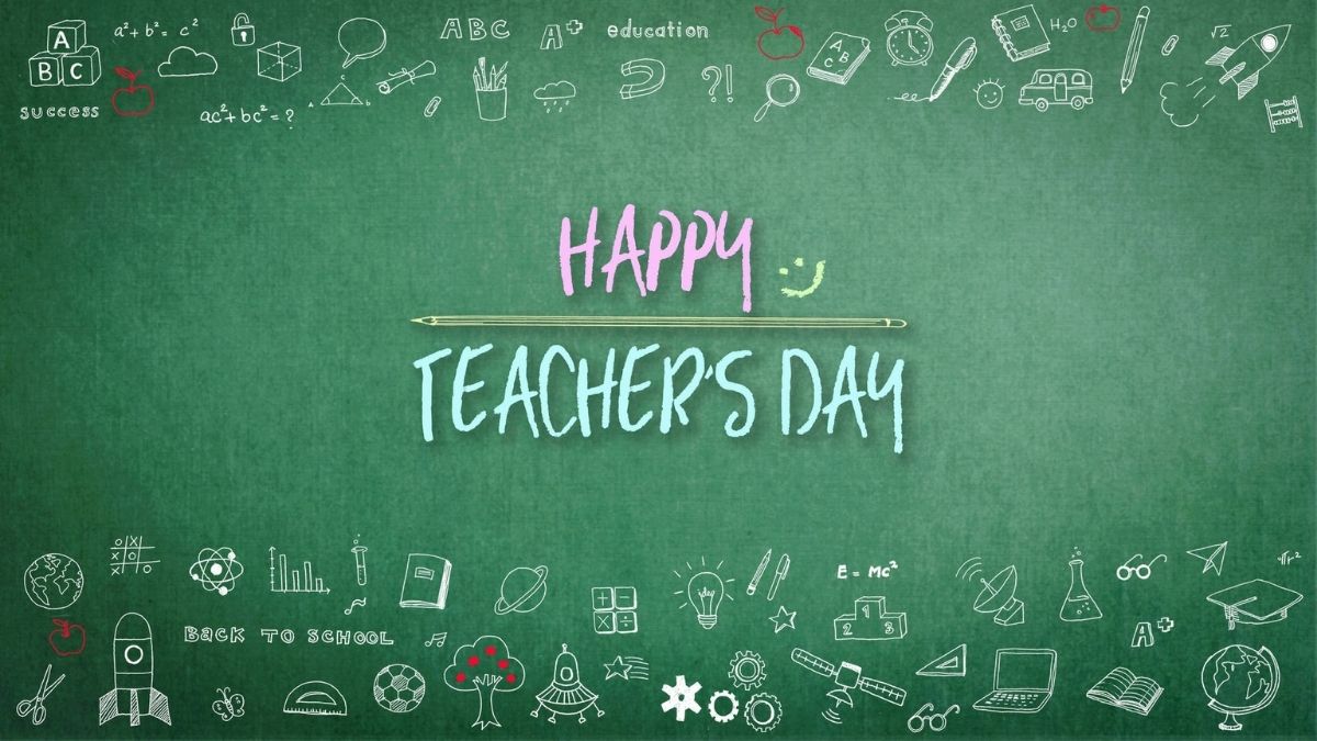 Bảng xanh với nhiều hình ảnh môn học ngộ nghĩnh cùng dòng chữ Happy Teacher Day tri ân thầy cô