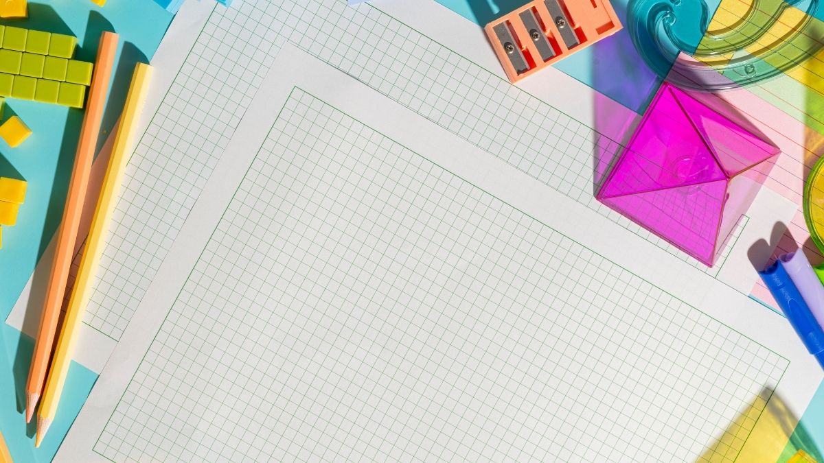 Hình PowerPoint 20/11 giấy kẻ ô ly, bút chì màu, gọt bút chì, thước kẻ và hình khối nhiều màu sắc..