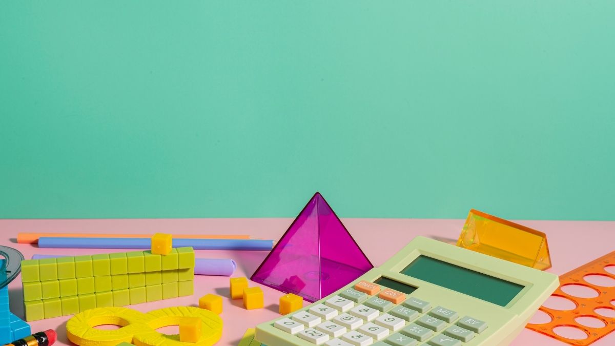 Hình ảnh thước kẻ, máy tính, hình khối với nhiều màu sắc khác nhau. Phù hợp với slide powerpoint thuyết trình liên quan đến học tập, tri ân ngày nhà giáo