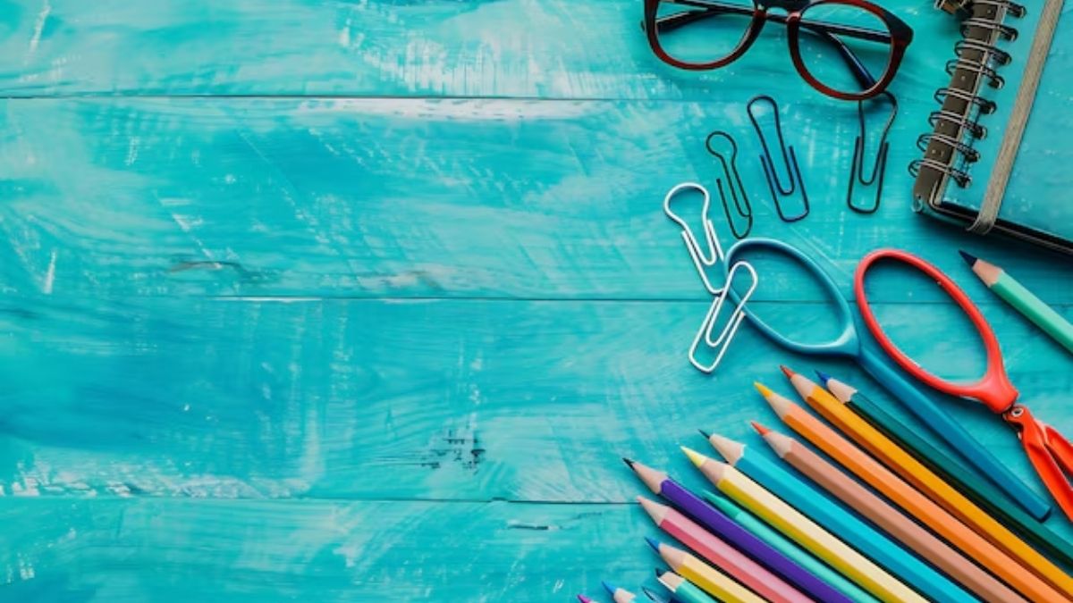 Các dụng cụ học tập nhiều màu sắc, sinh động. Phù hợp làm hình nền powerpoint 20/11