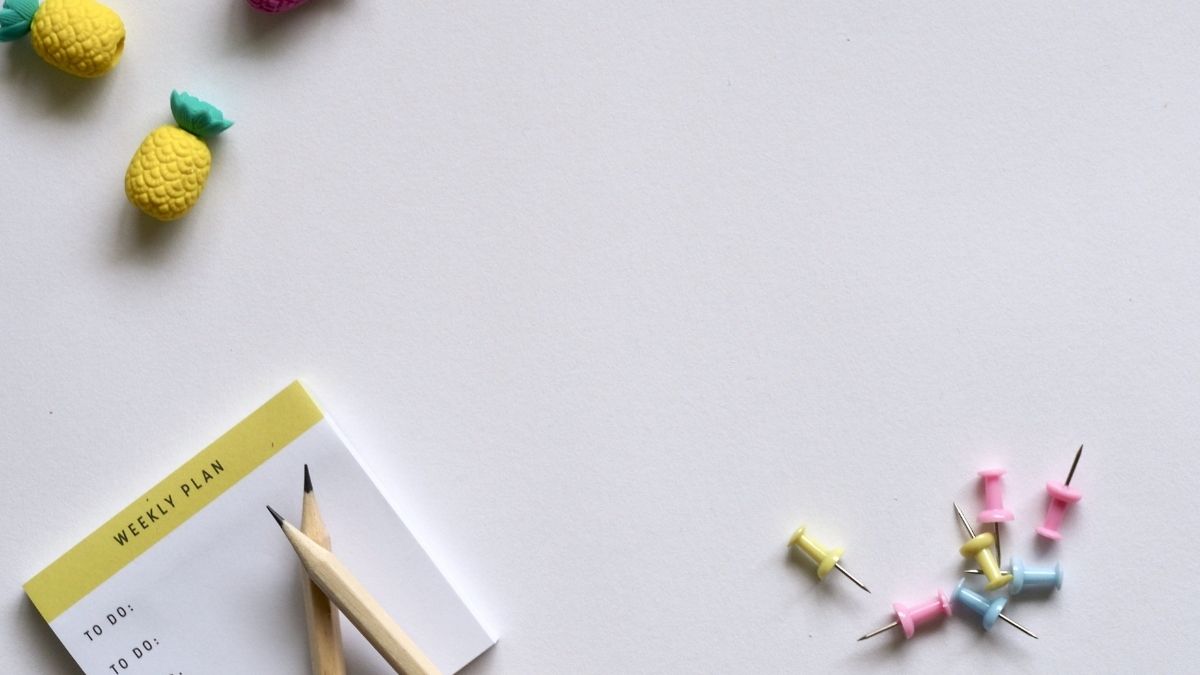 Ý tưởng cho PowerPoint 20/11: Ghim nhiều màu sắc, giấy ghi chú và bút chì làm nổi bật bài thuyết trình của bạn. .