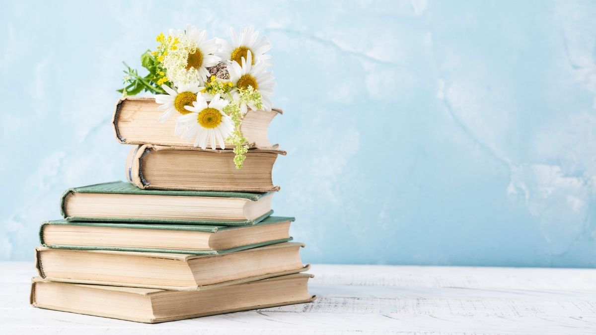 Mẫu powerpoint cho 20/11 với background xanh và trồng sách