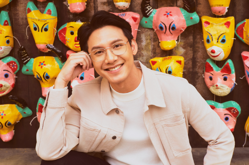 tạo dáng ngồi chụp ảnh tết cho nam