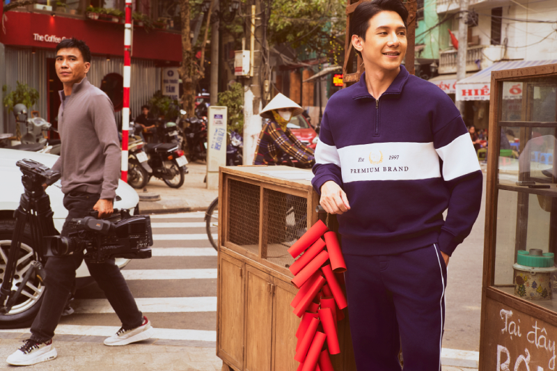 tạo dáng đứng chụp ảnh tết