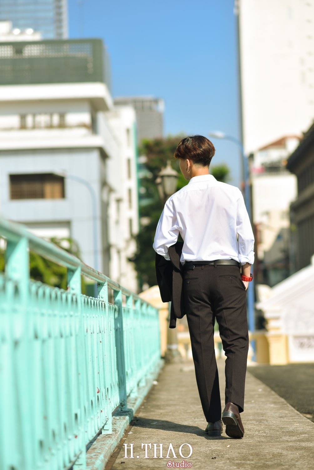 Anh nam buon 11 min - 35 cách tạo dáng chụp ảnh nam ngầu chất ngất - HThao Studio