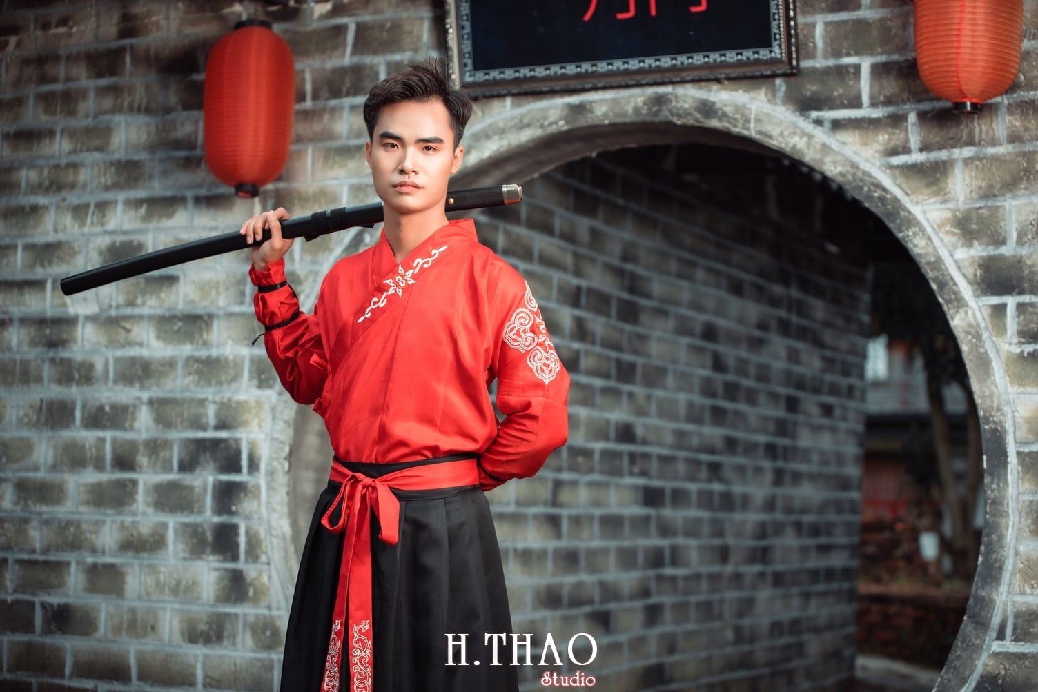 Anh Nam co trang 24 - 35 cách tạo dáng chụp ảnh nam ngầu chất ngất - HThao Studio