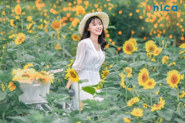 Tạo dáng chụp cận mặt với hoa