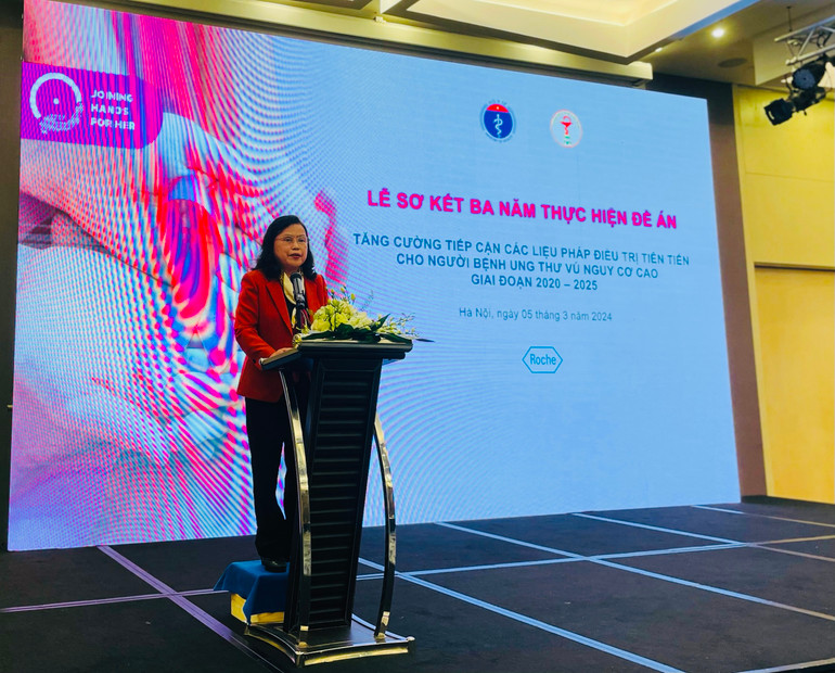 Ông Lennor Carrillo - Tổng Giám đốc Roche Pharma Việt Nam phát biểu.