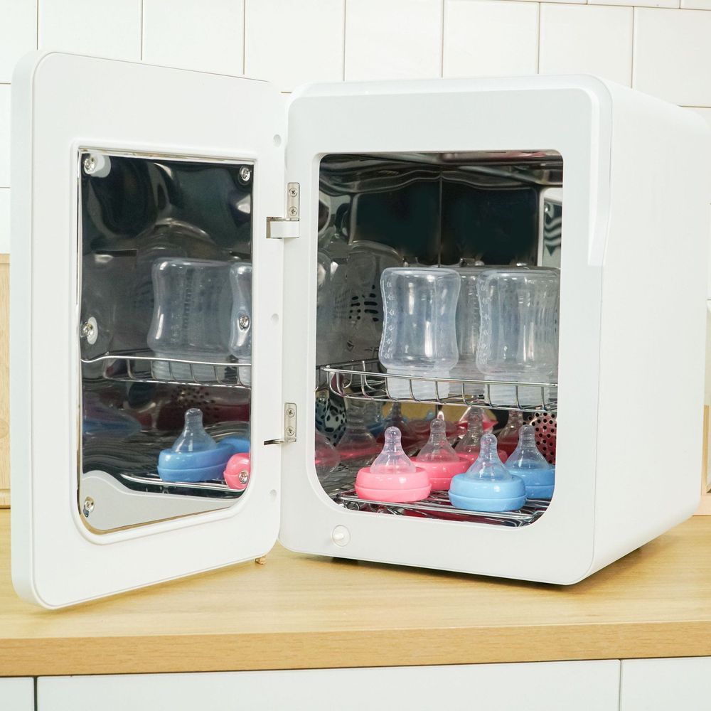 Bé có thể tập dùng bình song song bú mẹ