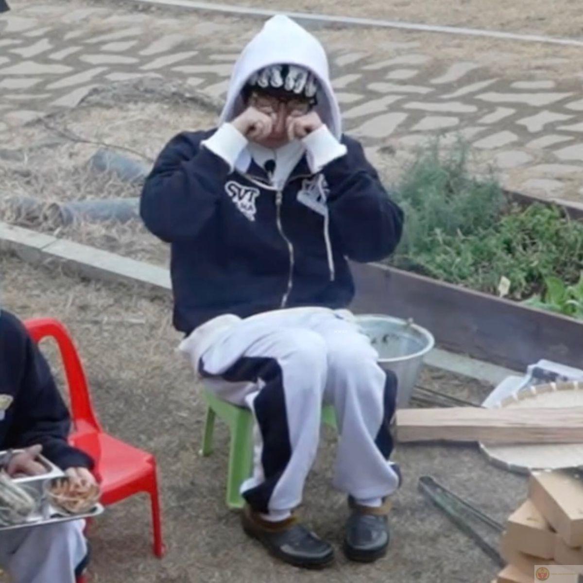 Tôi cười vì nếu không, có lẽ tôi sẽ gục ngã