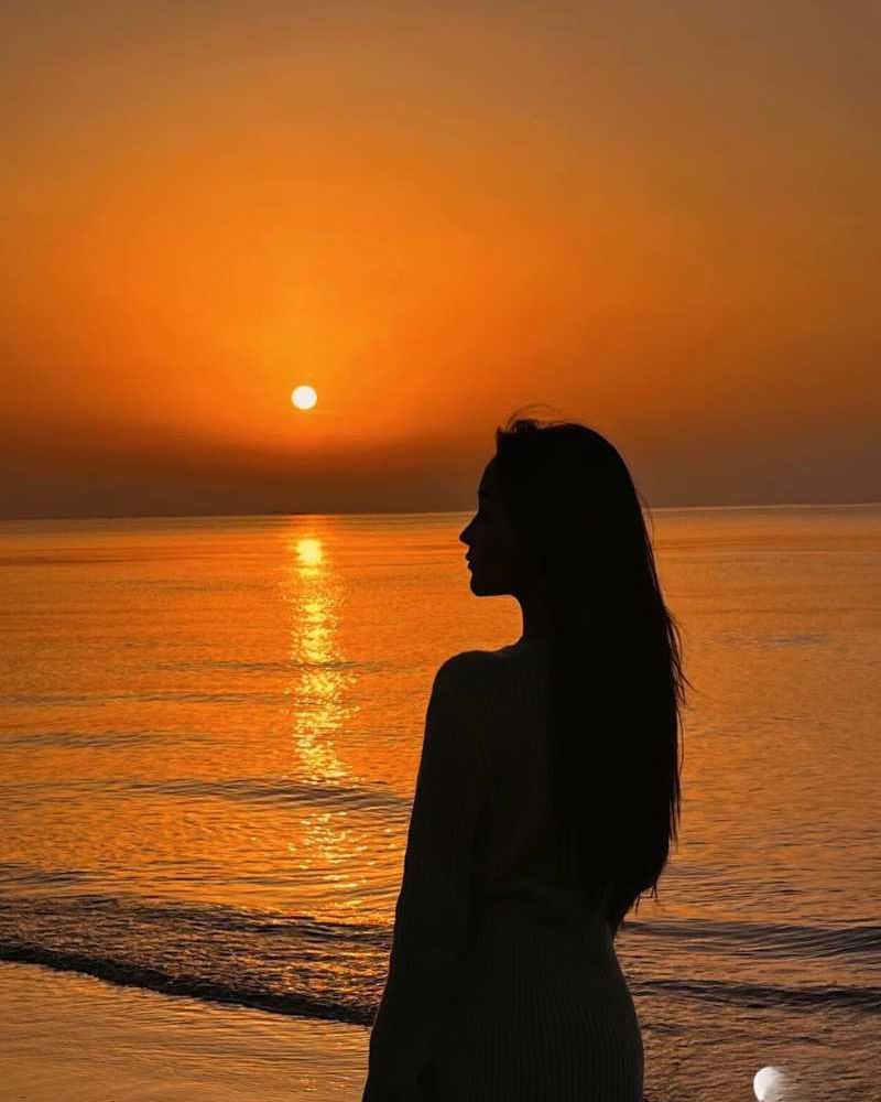 Ảnh chụp sau lưng ở biển lúc hoàng hôn dành cho bạn nữ