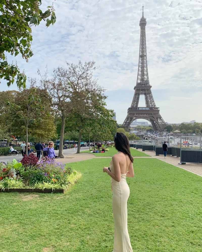 Ảnh chụp sau lưng giúp bạn nữ tỏa sáng