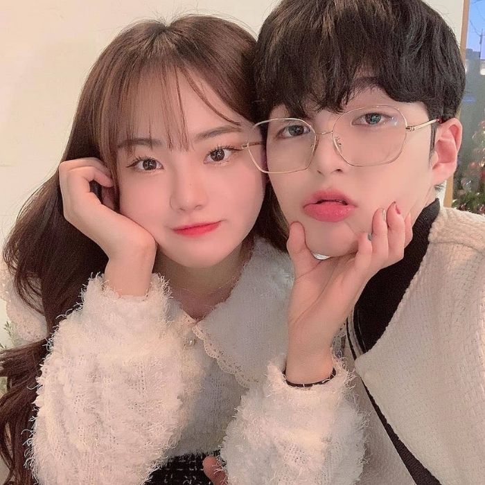 Kiểu tạo dáng dễ thương ,vui nhộn của 2 bạn trẻ