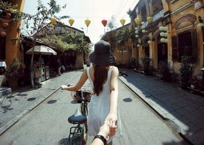 Kiểu tạo dáng nắm tay cùng nhau đi khắp thể giới