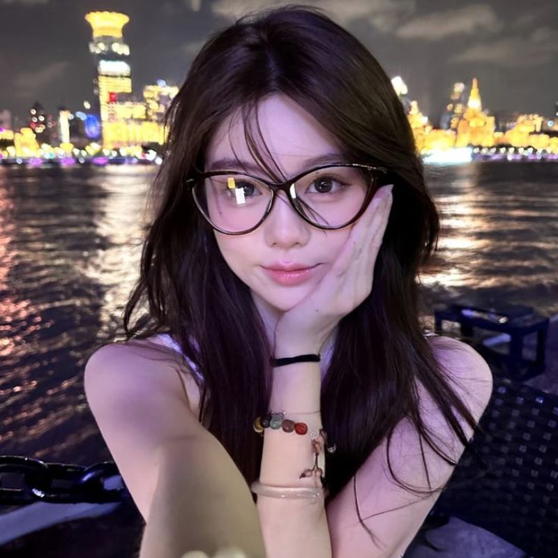 avatar gái xinh đeo kính k10