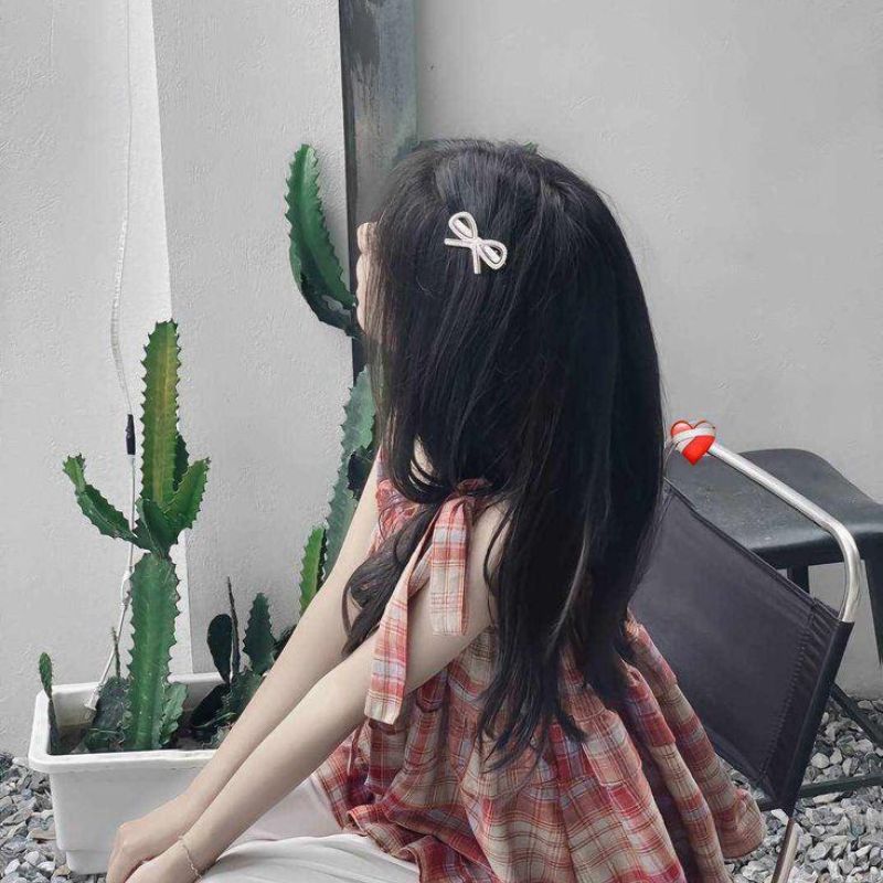 Tạo dáng che mặt gái xinh k10