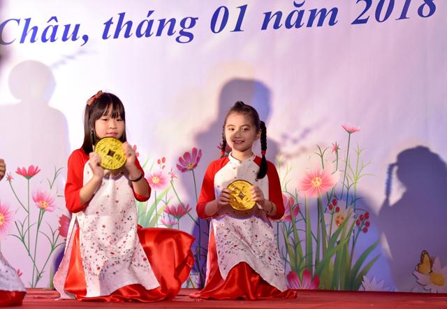 Cận mặt nét xinh xắn của bé gái amp;#34;đi đâu bố cũng dắt đi cùngamp;#34; vì chụp ảnh amp;#34;có tâmamp;#34; - 6