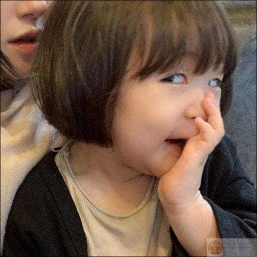Meme lườm cute hài hước khiến người xem vừa cười vừa cảm thấy đáng yêu