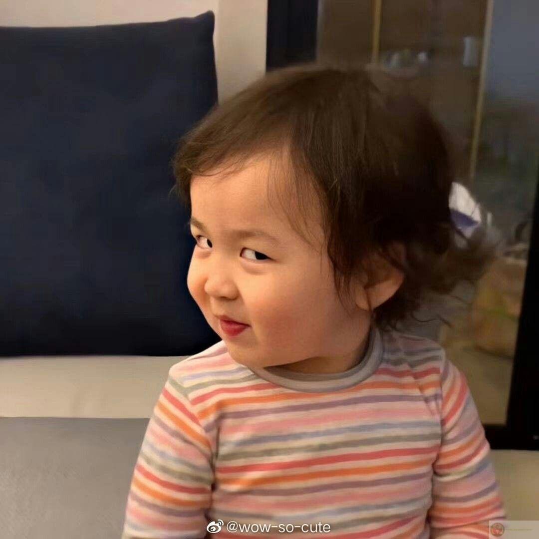 Meme lườm hài hước khiến bình luận dạo trở nên sôi nổi và đầy màu sắc