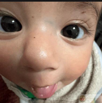 Meme lườm lạ mắt luôn tạo điểm nhấn thú vị trong những cuộc trò chuyện online