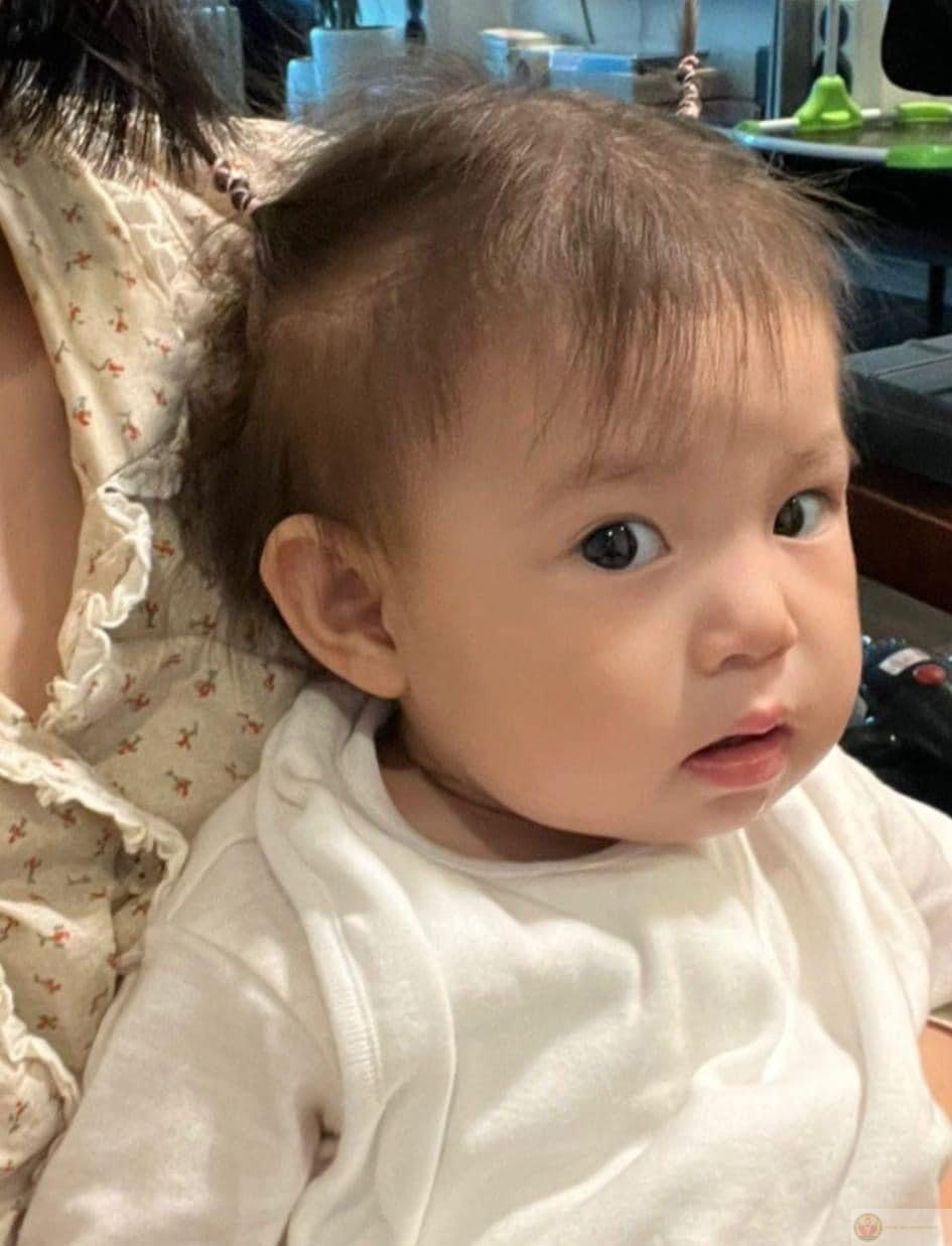 Biểu cảm ánh mắt khó ở khiến dân mạng chế lại thành hàng trăm phiên bản vui nhộn