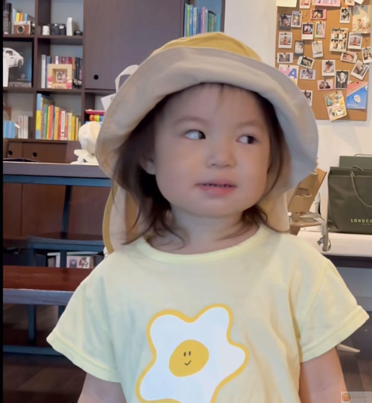 Em Pam lườm nổi tiếng với biểu cảm gắt gỏng nhưng lại cực kỳ buồn cười