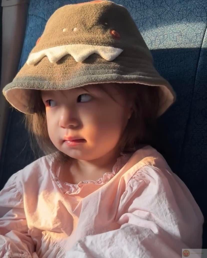 Cái liếc nhẹ nhàng nhưng đủ biến thành sticker troll quen thuộc trong group chat