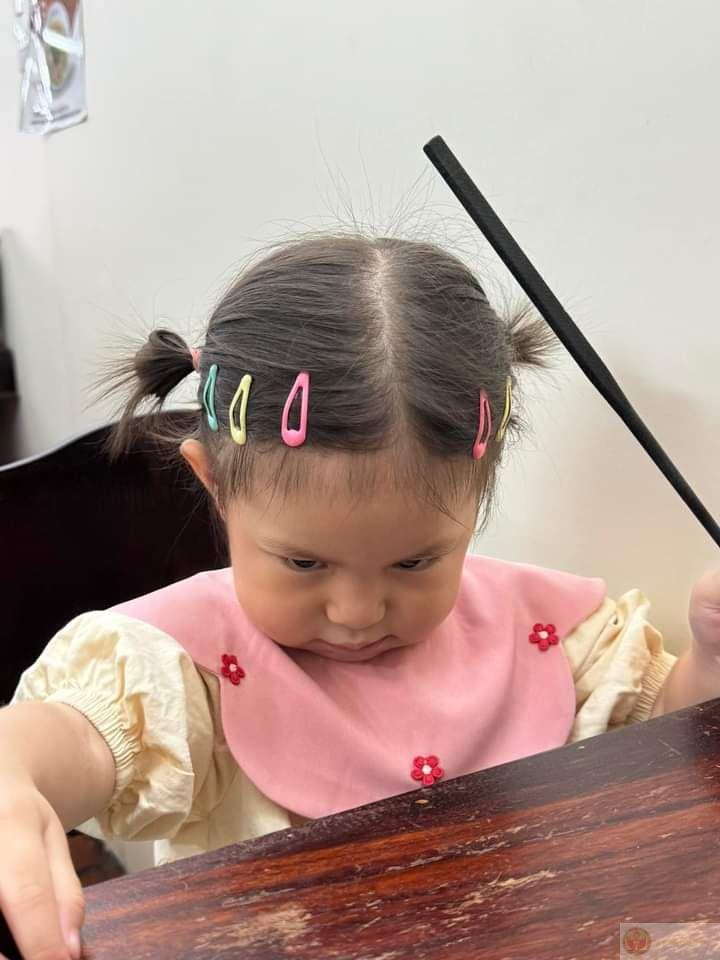 Ảnh meme lườm viral nhanh chóng nhờ sự sáng tạo hài hước của cộng đồng mạng