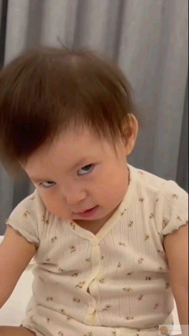 Khoảnh khắc liếc mắt ngẫu nhiên bất ngờ trở thành ảnh chế lan truyền mạnh mẽ