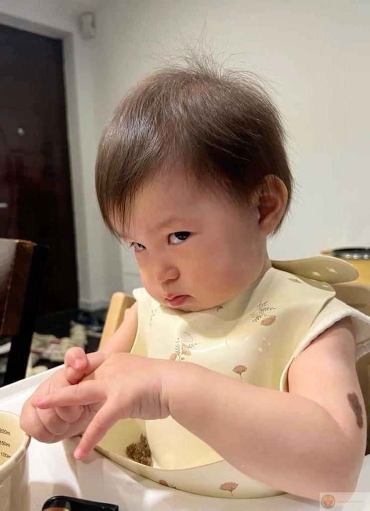 Khoảnh khắc ánh nhìn xéo khiến người xem vừa ngạc nhiên vừa bật cười sảng khoái