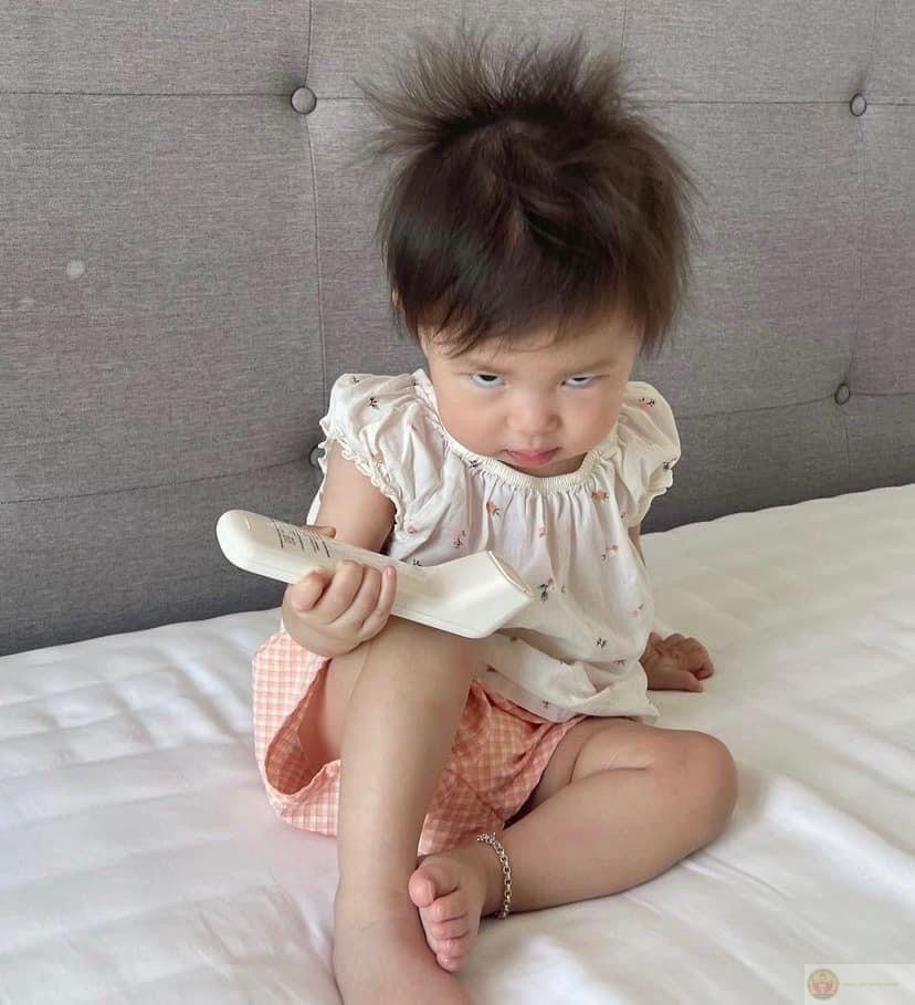 Meme lườm cute mang lại vibe đáng yêu, phù hợp để troll bạn bè dễ thương