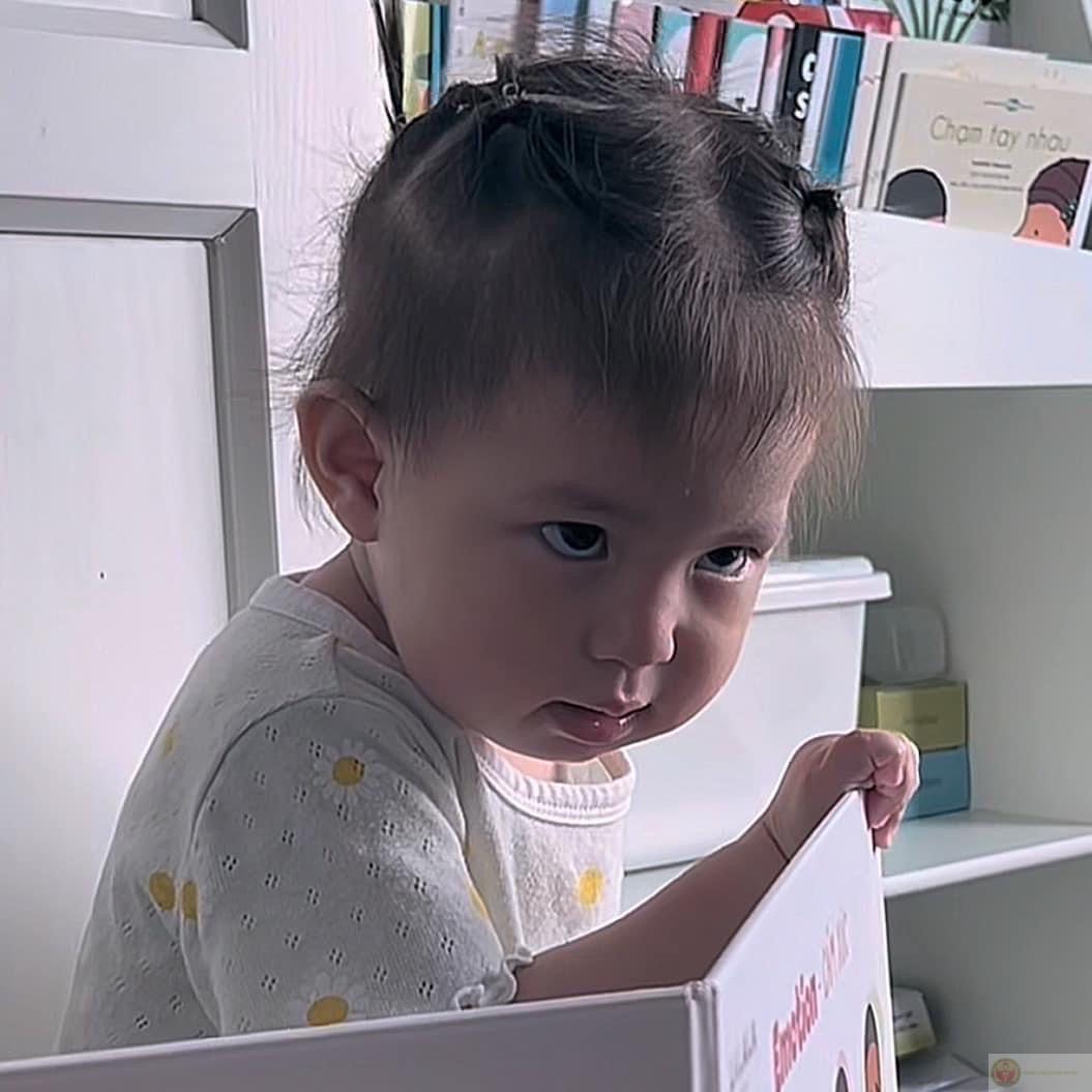 Meme Pam lườm khiến ai cũng nhớ nhờ sự đối lập giữa gương mặt và caption troll