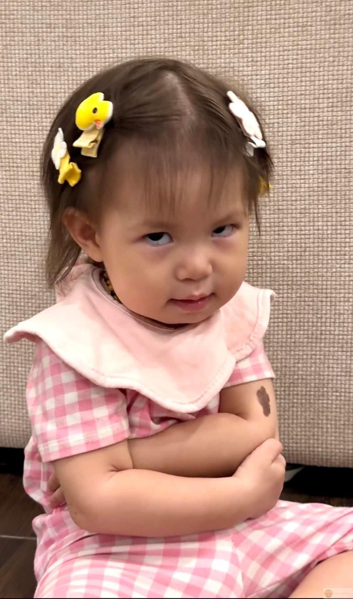 Pha ánh mắt nghiêng tinh nghịch thường được ghép thêm caption cực kỳ lầy lội