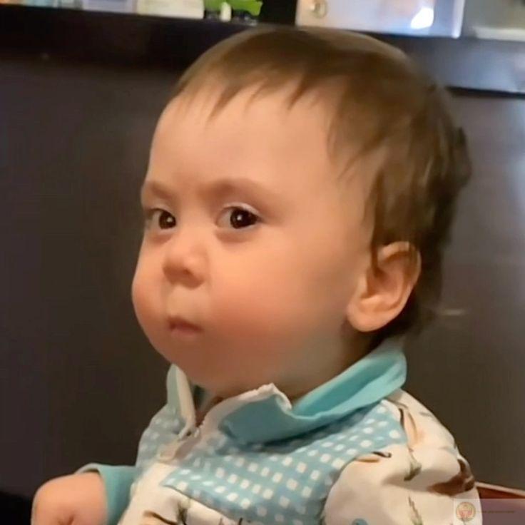 Meme lườm mắt độc đáo cho thấy sức hút bền bỉ của thể loại ảnh chế này