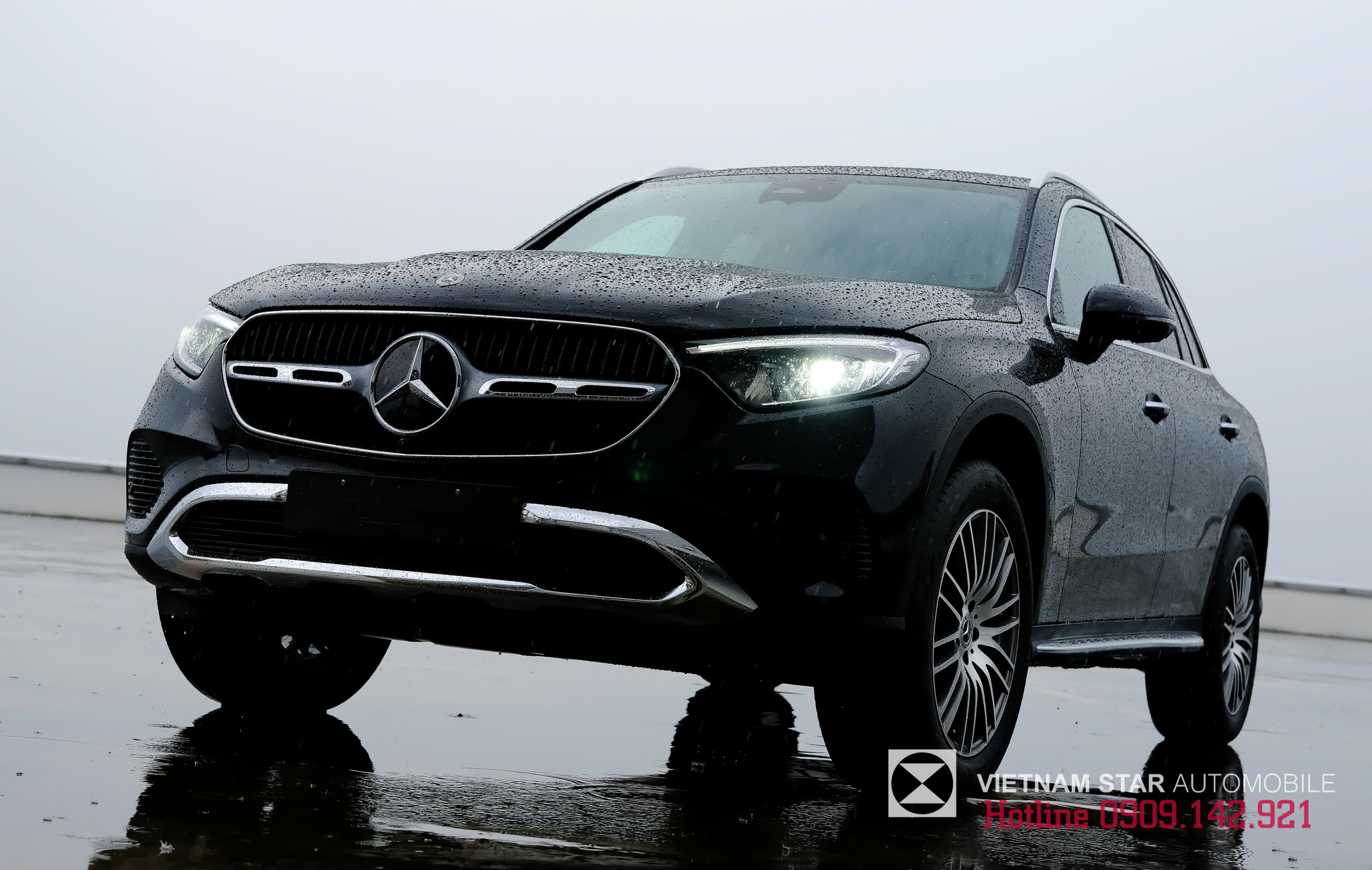 Tổng thể ngoại thất xe Mercedes GLC 200 4Matic màu Đen Obsidian sang trọng.